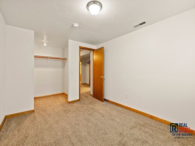 Building Photo - 4-Bed, 3-Bath Home - Maintenance-Free Living with Style!