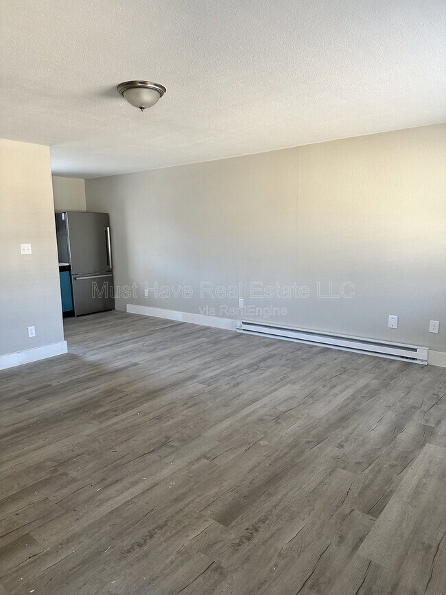 Building Photo - 347 4th St SE