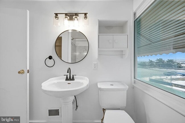 Building Photo - 7911 Bank St