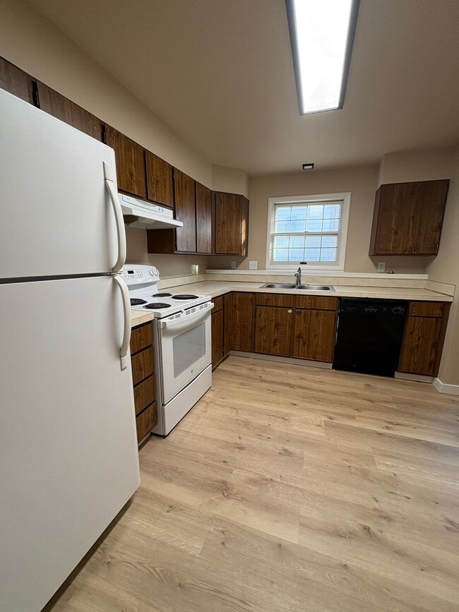 Building Photo - 2 Bed 2 bath off Durston Rd- Brand New Flo...