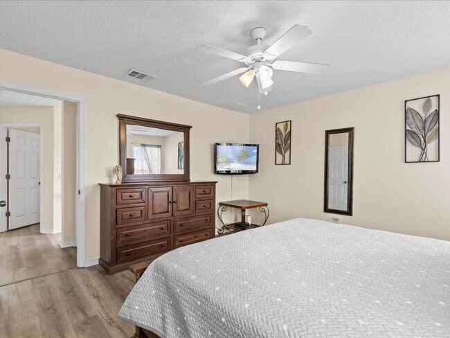 Building Photo - 113 Pompano Beach Dr