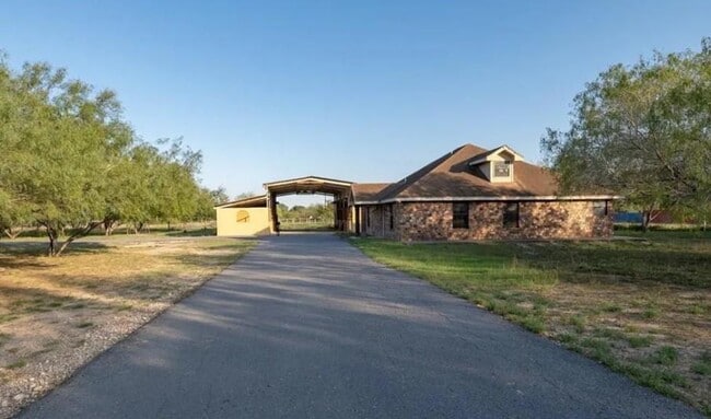 Building Photo - 10680 La Homa Rd