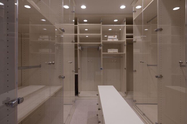 Building Photo - 10 Meadow Ln