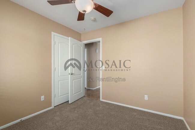 Building Photo - 398 E Daniella Dr