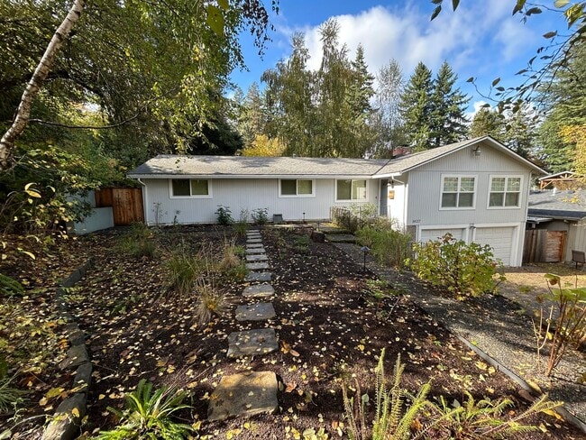 Building Photo - 4 Bedroom 2 bath Home on Quiet Street with...