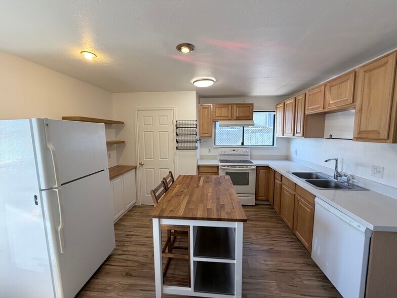Kitchen - 8837 20th Ave SW