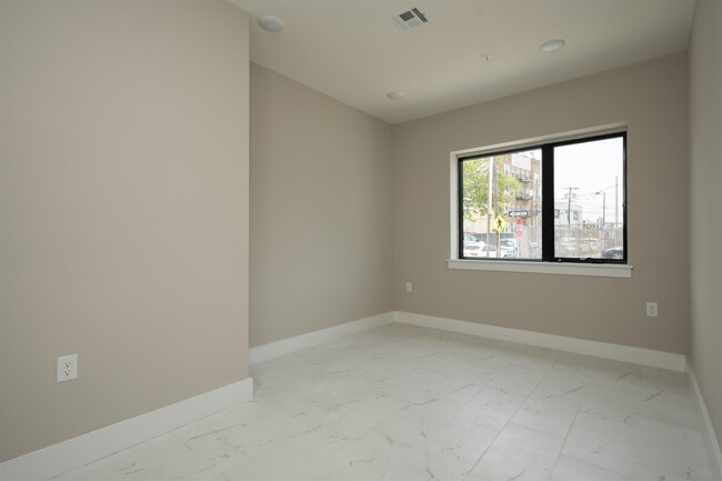 Building Photo - 242 Beacon Ave