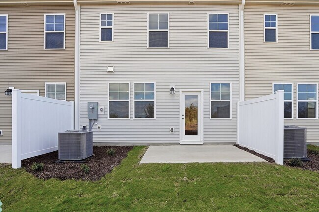 Building Photo - BEAUTIFUL AND READY FOR YOU- NICE TOWNHOME IN ANGIER, NC