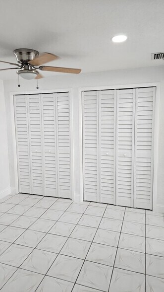 Building Photo - 951 W 53rd St