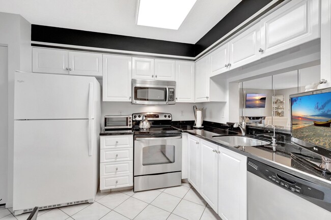 Building Photo - 7280 Amberly Ln