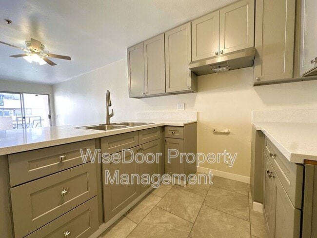 Building Photo - 450 E 4th St