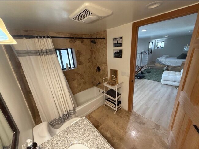 Tub shower combo - 133 Sea Urchin Ln