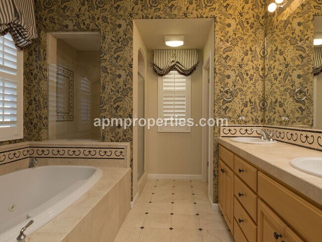 Building Photo - Upscale 3 Bedroom + Den, 4 bath, Detached Cottage, in Gale Ranch!