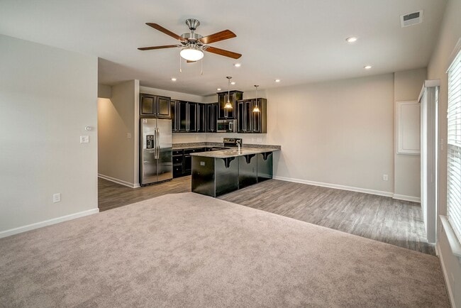 Building Photo - Wonderful townhome