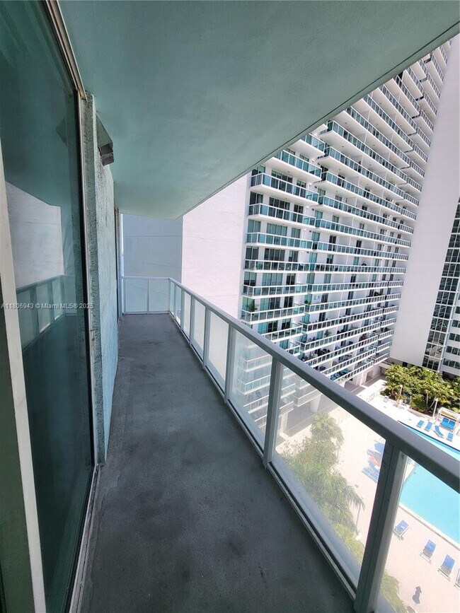 Building Photo - 1900 N Bayshore Dr