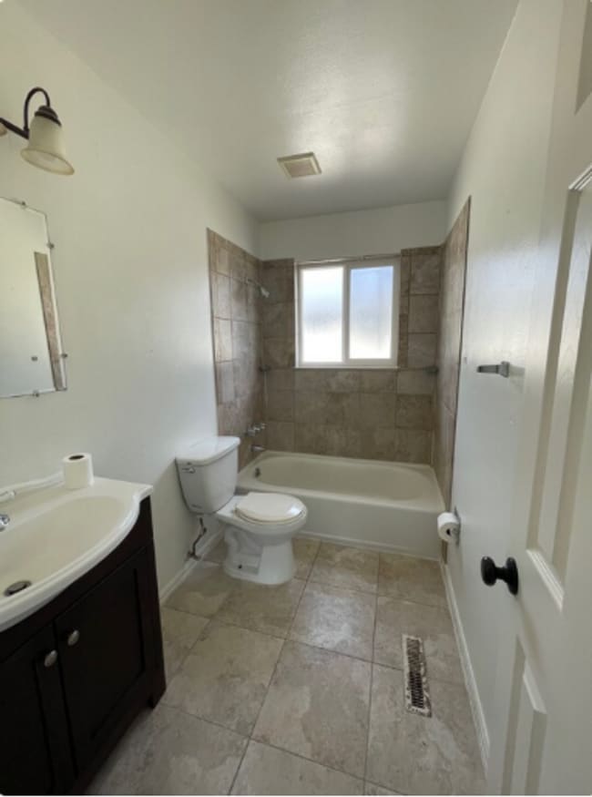 Building Photo - Triplex townhome blocks away from Anshutz ...