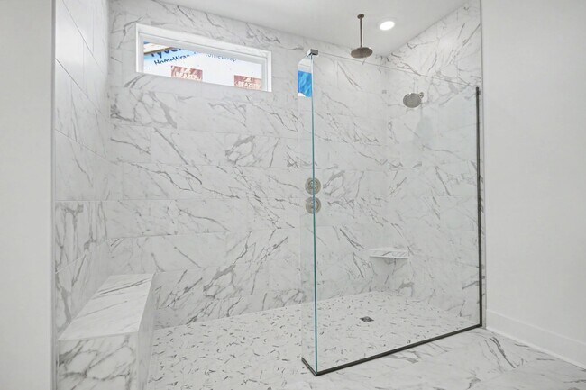 Building Photo - 3084 Claredon St