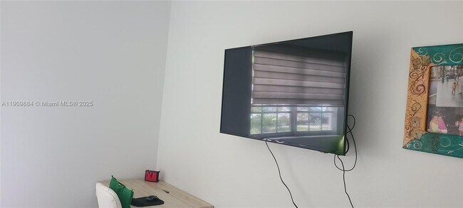 Building Photo - 220 SW 116th Ave