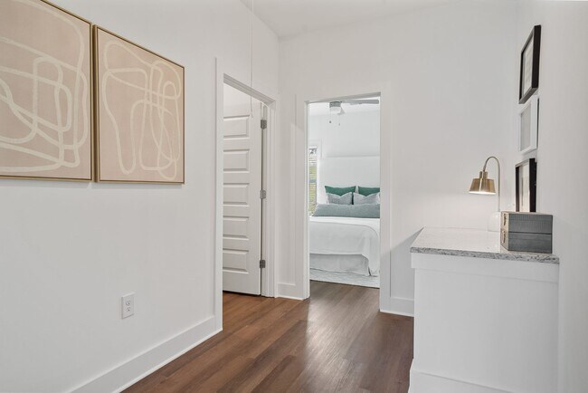 Building Photo - 2 Bedroom Home with Garage AND Fenced Back...