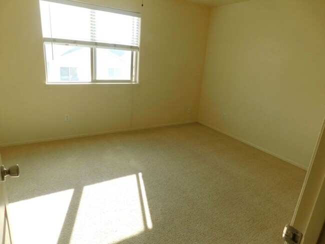 Building Photo - Comfortable 4-Bedroom Home with Great Outd...