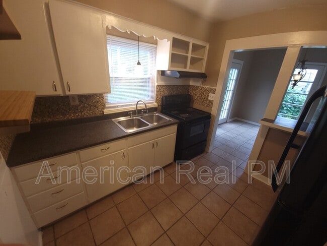 Building Photo - 613 NE 45th St