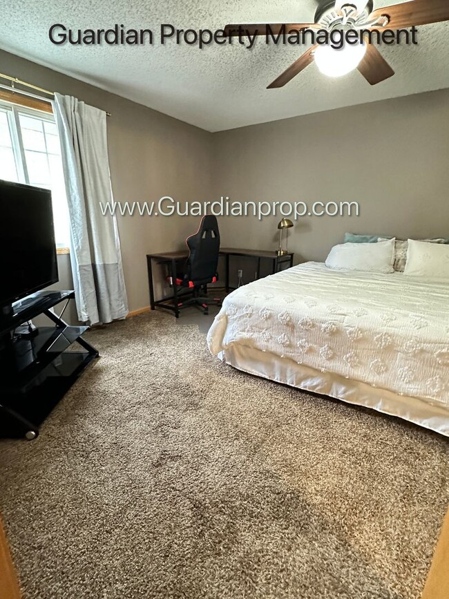 Building Photo - Eden Prairie End Unit Town Home, 2 Car Gar...