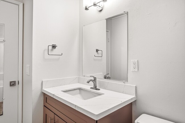 Building Photo - Remodeled 2 Story 3 Bed 1.5 Bath Townhome in Mountain View