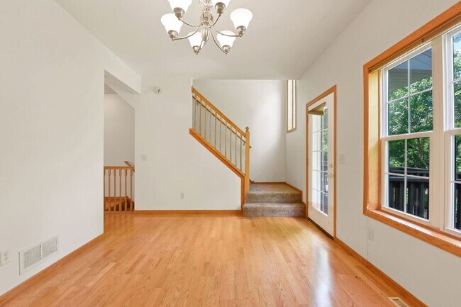 Building Photo - Charming 2-Bed Townhouse in Wayzata with Hardwood Elegance & Cozy Fireplace!