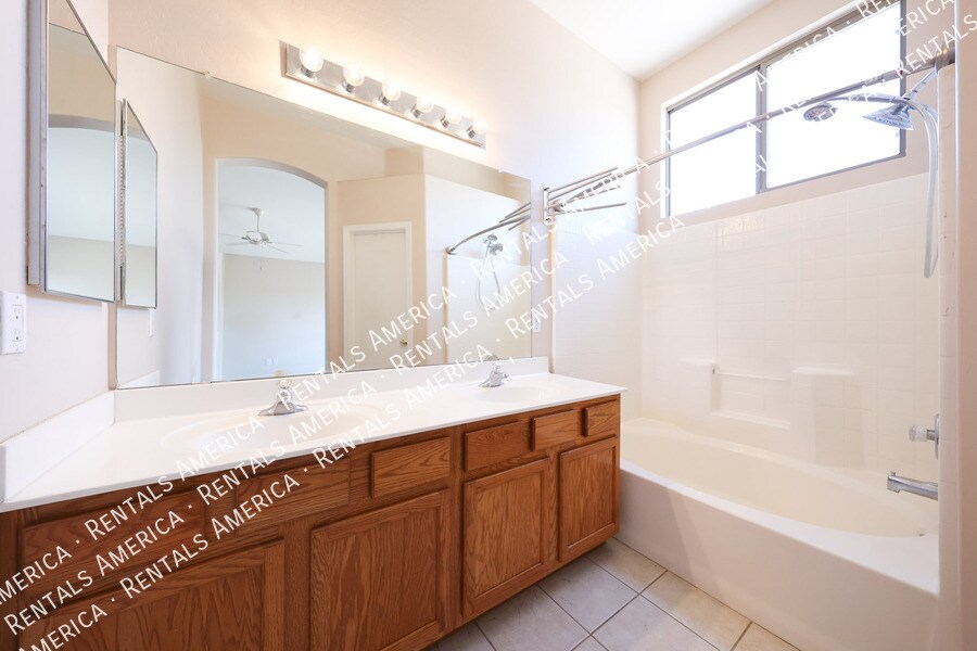 Building Photo - 1504 E La Salle St
