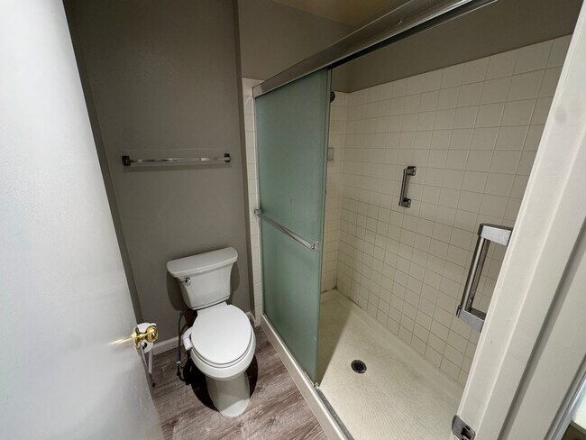 Building Photo - 2Bed - 2Bath ground level
