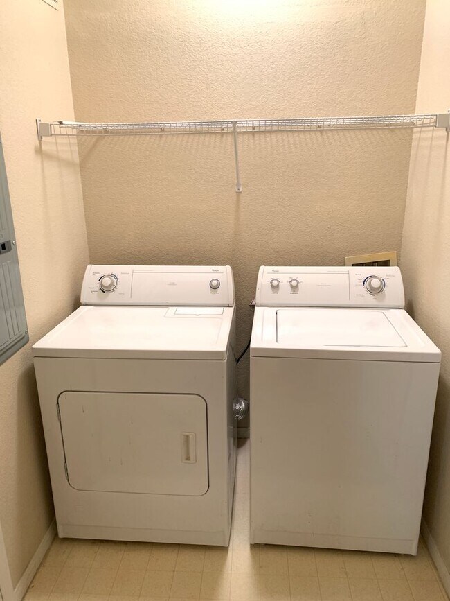 Building Photo - Gated Condo - One bedroom Upstairs  - Comm...
