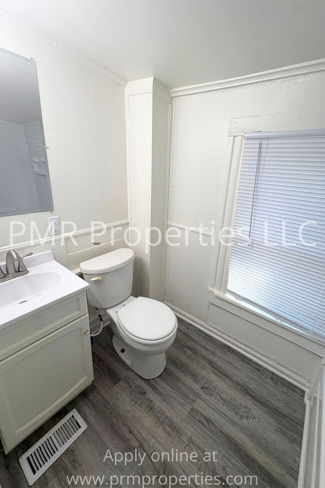 Building Photo - 3 Bedrooms / 1 Bathroom House