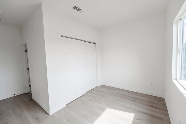 Building Photo - 2860 Webster Ave