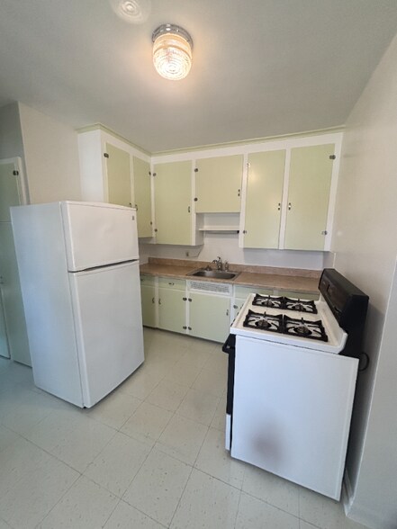 Building Photo - 142 N Riverview Dr