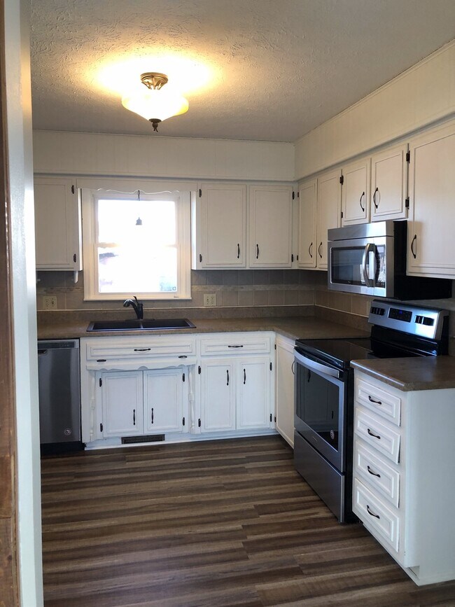 Building Photo - Beautiful  4 bedroom Remodeled Home in Ravenwood  Springfield MO