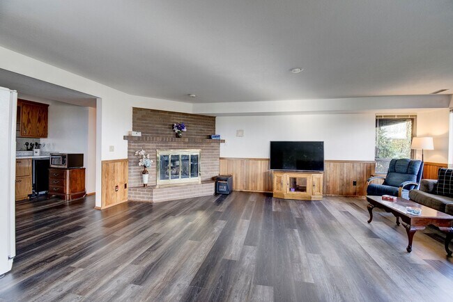 Building Photo - 3 Bedroom 2.5 bathroom spacious home with views of marina and downtown Oak Harbor