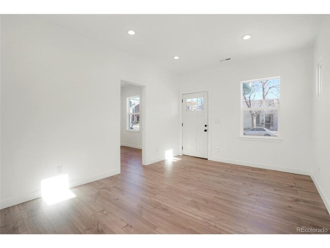 Building Photo - Spacious 2 Bed 2.5 Bath in the heart of Baker!