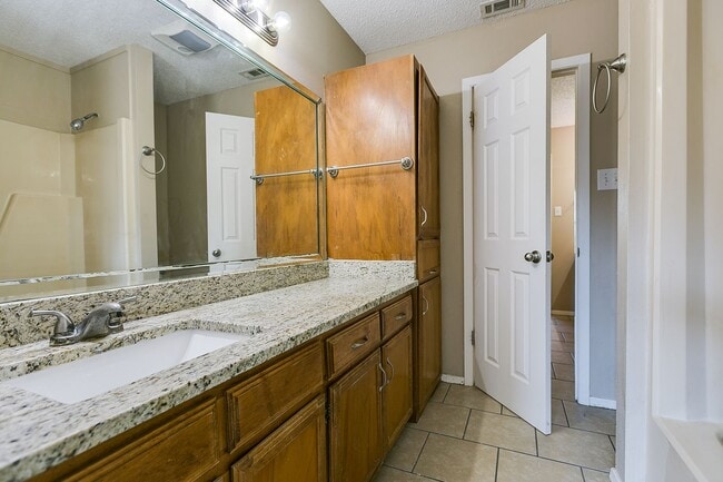 Building Photo - COMING JANUARY 2026 - Spacious 2-Bedroom Townhome with River View!