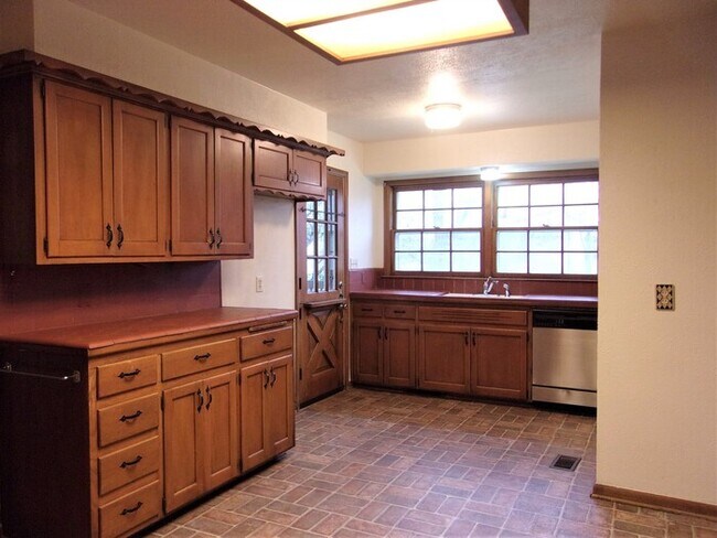 Building Photo - 3 Bed 1 Bath 2 Car in NW Oklahoma City Rob...