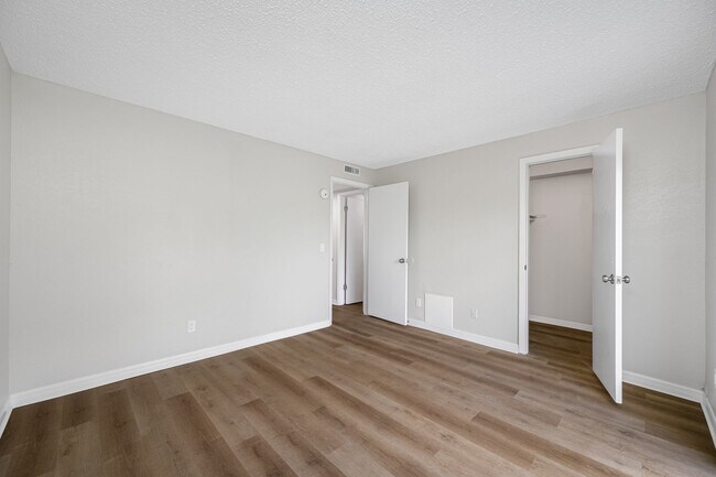 Building Photo - Spacious 1 Bed-1Bath Apartment Newly Renov...