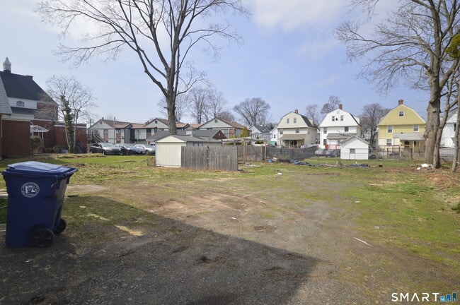 Building Photo - 203 Main St