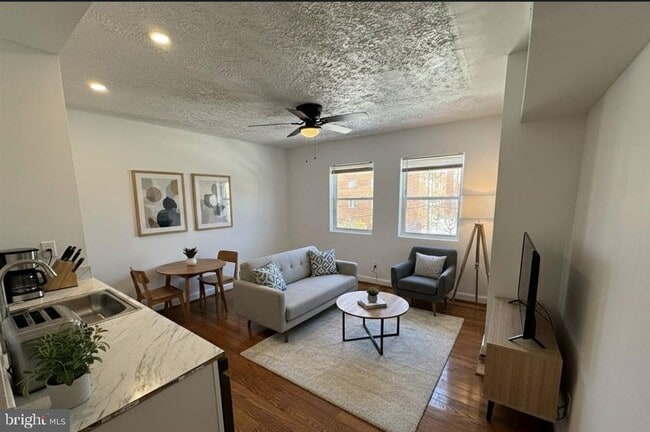 Building Photo - 15 Halley Pl SE