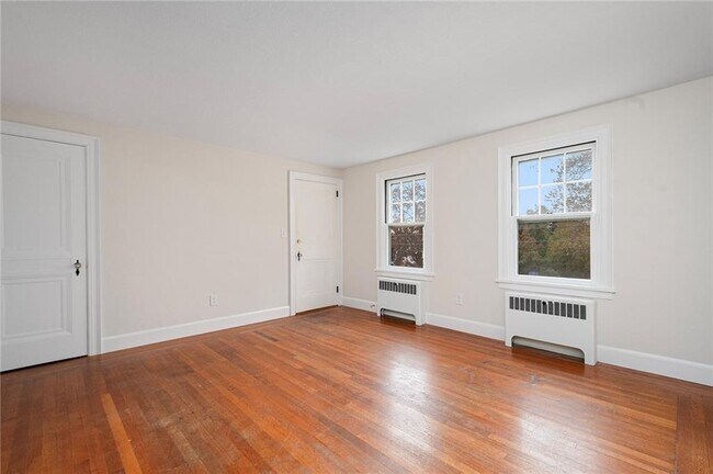 Building Photo - 118 Ruggles Ave