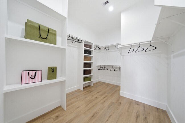 Building Photo - 8910 Knoll Leaf Dr