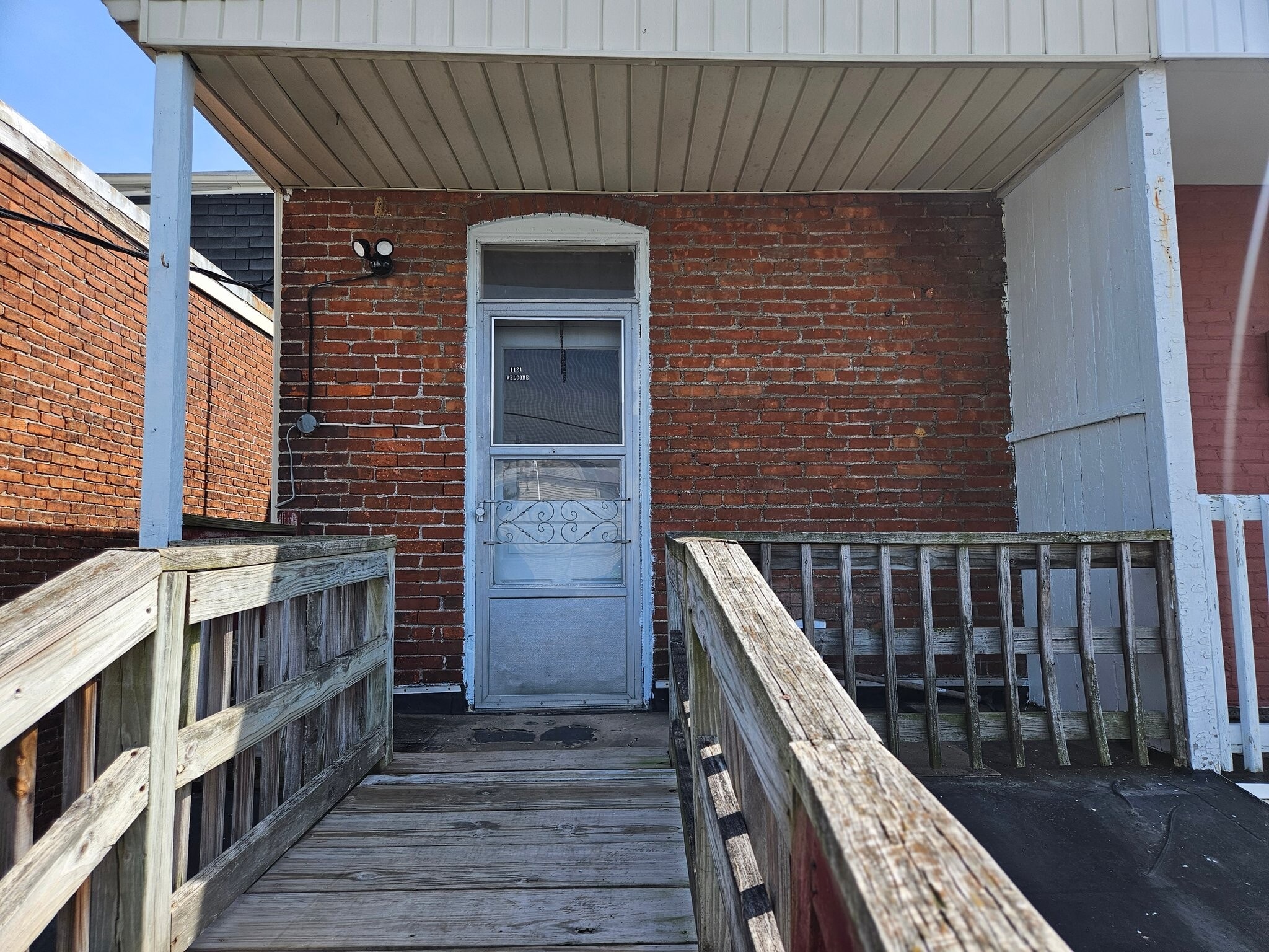 Building Photo - 1121 W Poplar St