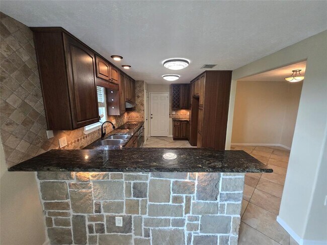 Building Photo - 2318 Green Valley Dr