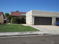 Building Photo - Central townhome with 3 bedrooms and 2 bat...