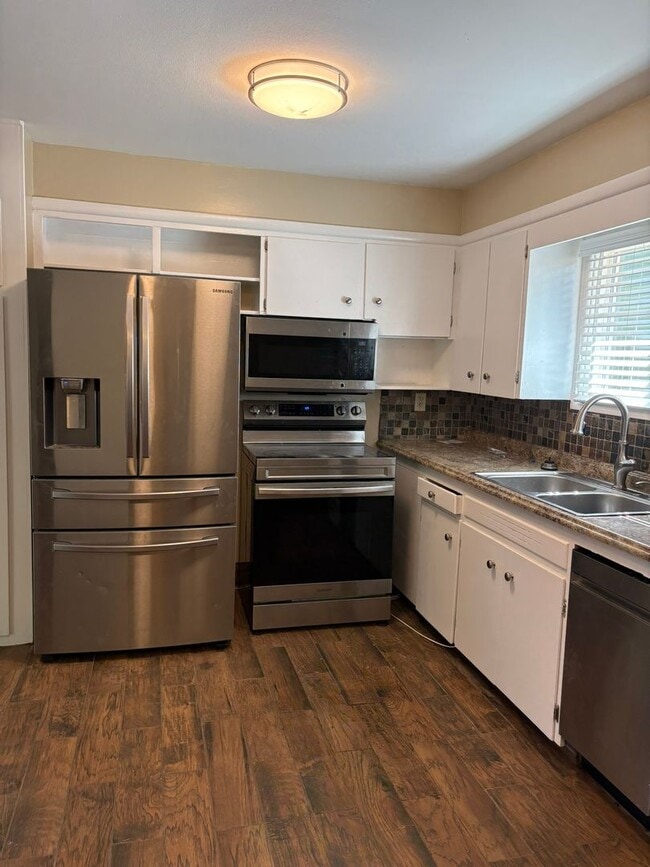 Building Photo - 3 bedroom/1 bath home with additional deta...