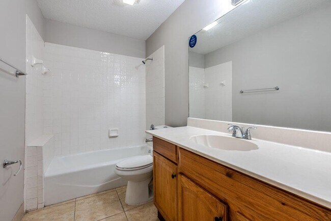 Building Photo - 1025 Staghorn St