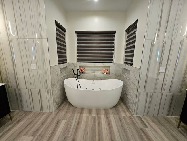 Building Photo - Exquisite 5-Bedroom Luxury Pool Home with ...